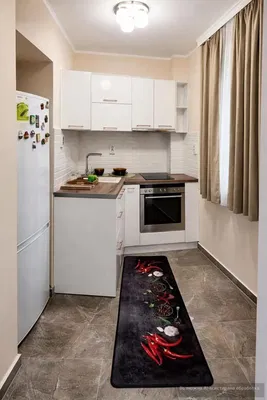 Cucina; elettrodomestici, pavimento in piastrelle, luce naturale