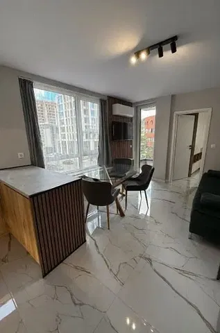 Soggiorno; pavimento in piastrelle, luce naturale, vista