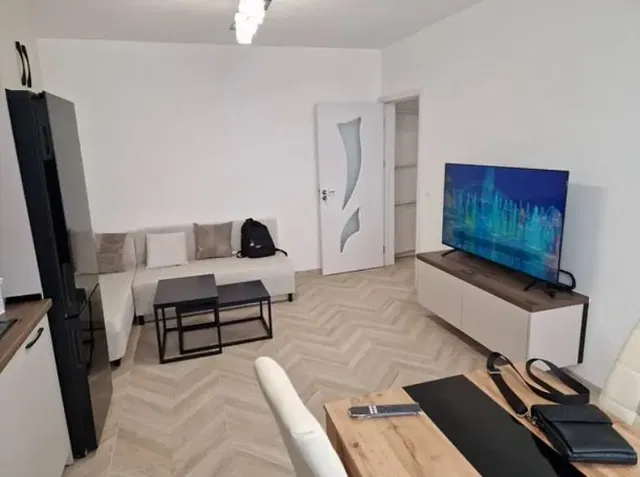 Soggiorno; pavimento in piastrelle, luce naturale, stile moderno