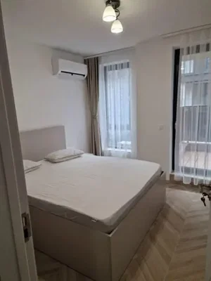 Camera da letto; luce naturale, pavimento in legno