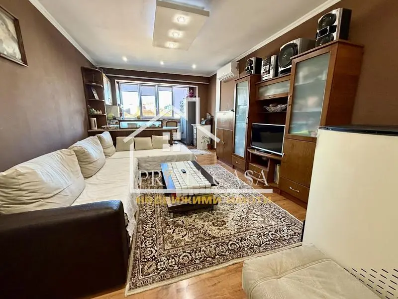 Дневна соба; поглед, дрвени под, природно светло, модерни стил