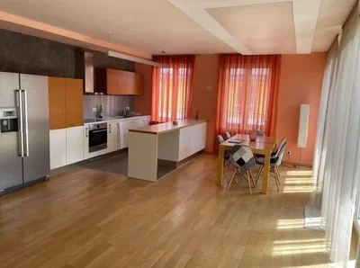 Kuchyně; kuchyňské spotřebiče, přirozené světlo, dřevěná podlaha, moderní styl