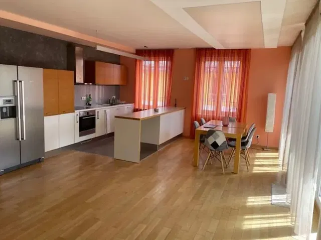 Kuchyně; kuchyňské spotřebiče, přirozené světlo, dřevěná podlaha, moderní styl