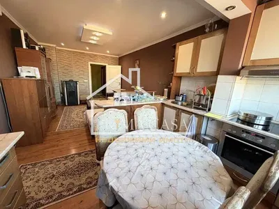 Кухиња; кухињски апарати, дрвени под, природно светло