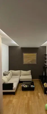 Obývací pokoj; dřevěná podlaha, přirozené světlo