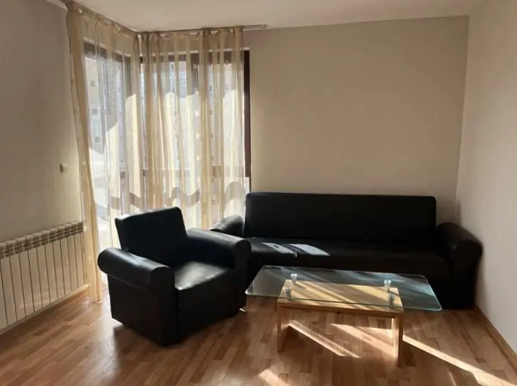 Soggiorno; pavimento in legno, luce naturale
