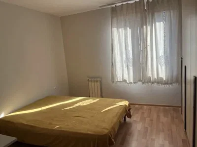 Camera da letto; luce naturale, pavimento in legno