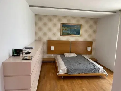 Ložnice; dřevěná podlaha, přirozené světlo
