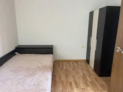 Camera da letto; pavimento in legno, luce naturale