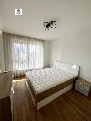 Ložnice; dřevěná podlaha, přirozené světlo