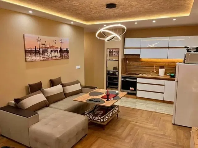 Obývací pokoj; moderní styl, dřevěná podlaha, přirozené světlo, kuchyňské spotřebiče