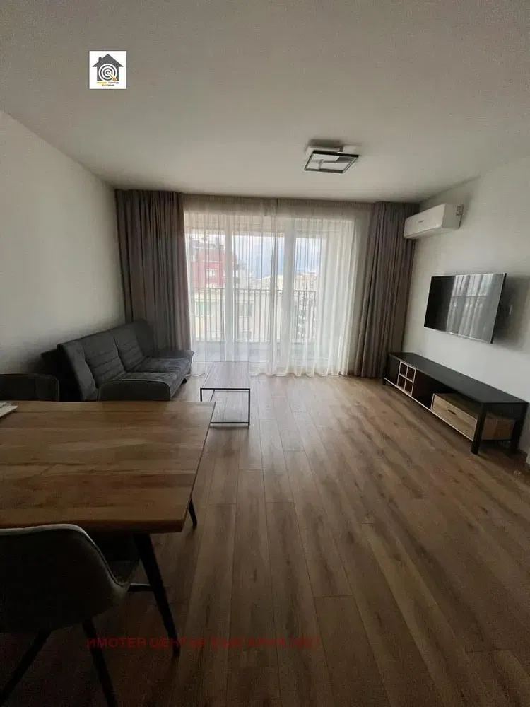 Obývací pokoj; výhled, dřevěná podlaha, přirozené světlo, moderní styl