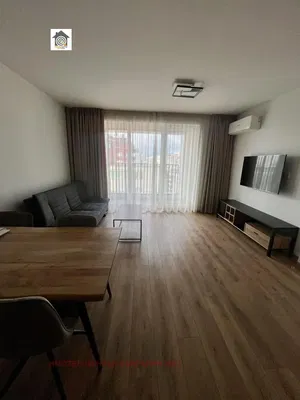 Obývací pokoj; výhled, dřevěná podlaha, přirozené světlo, moderní styl