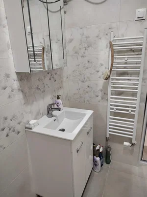 Bagno; pavimento in piastrelle, luce naturale, ristrutturato