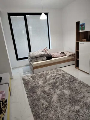 Camera da letto; luce naturale, pavimento in piastrelle