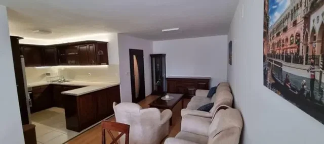 Obývací pokoj; dřevěná podlaha, přirozené světlo, moderní styl