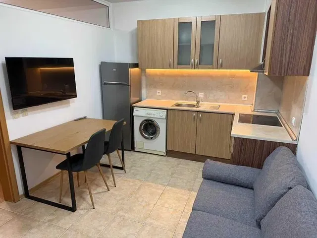 Cucina; pavimento in piastrelle, elettrodomestici, luce naturale