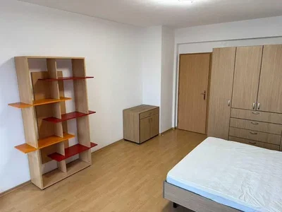 Camera da letto; pavimento in legno, luce naturale