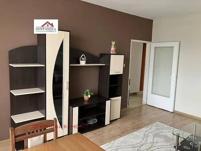 Soggiorno; pavimento in legno, luce naturale, stile moderno