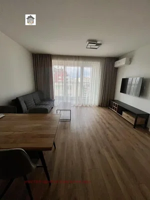 Obývací pokoj; výhled, dřevěná podlaha, přirozené světlo, moderní styl