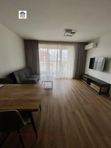 Obývací pokoj; výhled, dřevěná podlaha, přirozené světlo, moderní styl