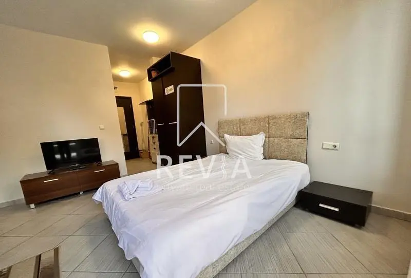 Yatak odası; fayans zemin, doğal ışık