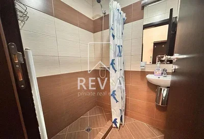 Banyo; fayans zemin, doğal ışık, tadilatlı