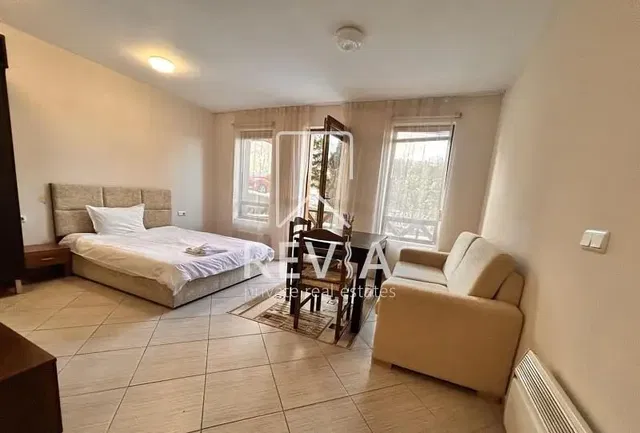 Sypialnia; podłoga z płytek, światło dzienne