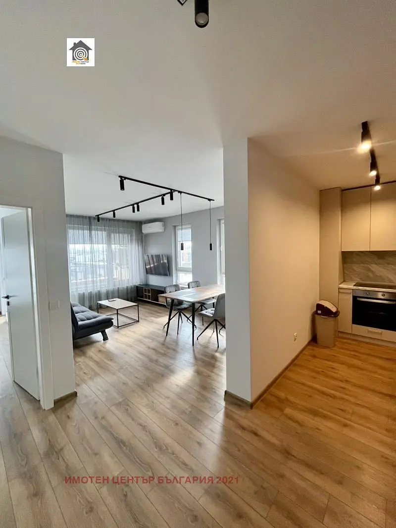 Soggiorno; pavimento in legno, elettrodomestici, luce naturale, stile moderno