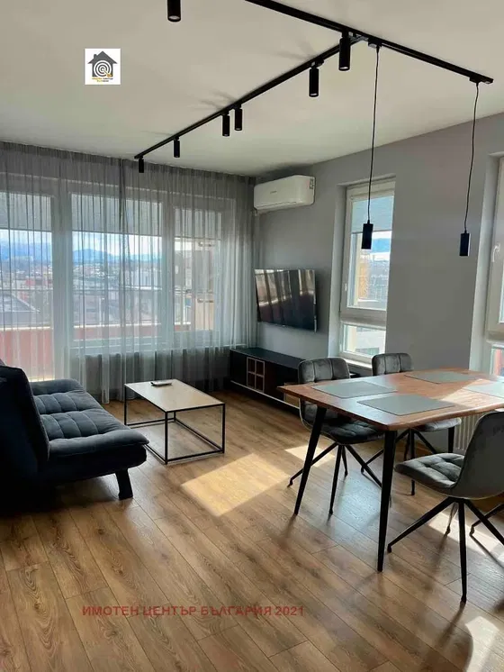 Soggiorno; vista, pavimento in legno, luce naturale, stile moderno