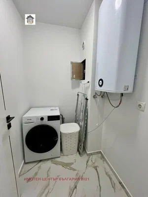 Guardaroba; scaldabagno, pavimento in piastrelle