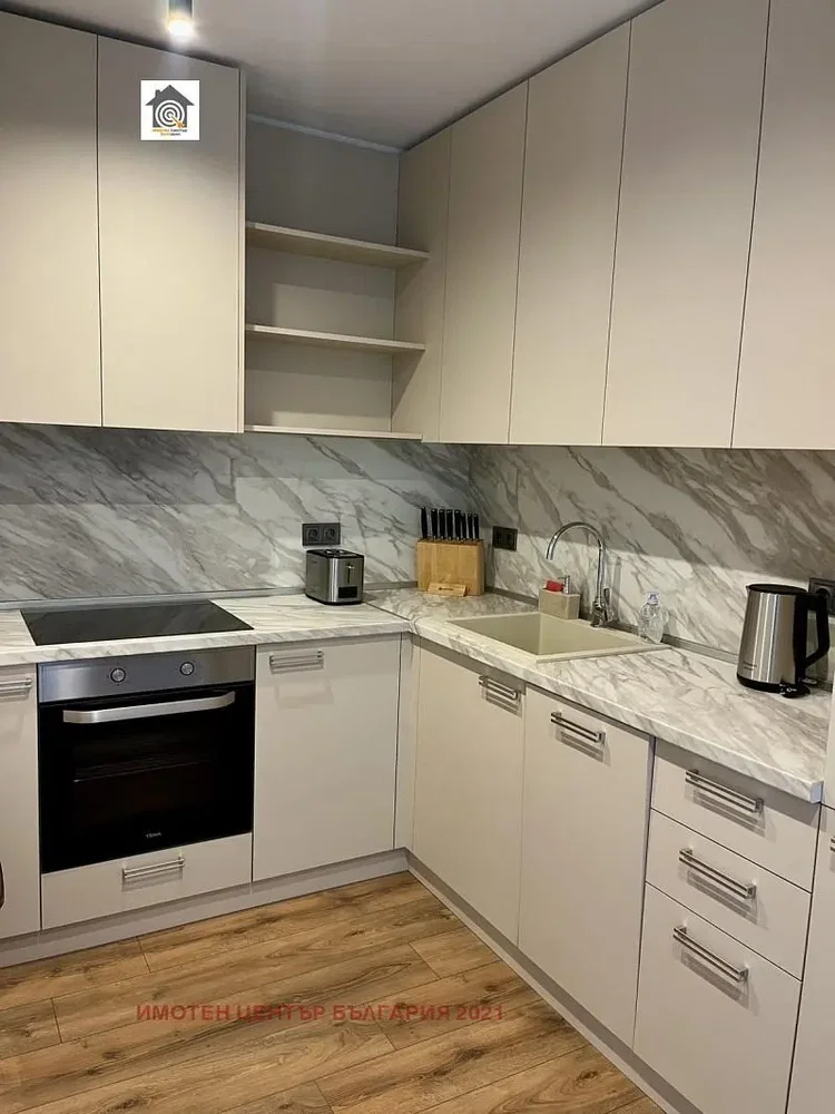 Cucina; elettrodomestici, ristrutturato, luce naturale, stile moderno