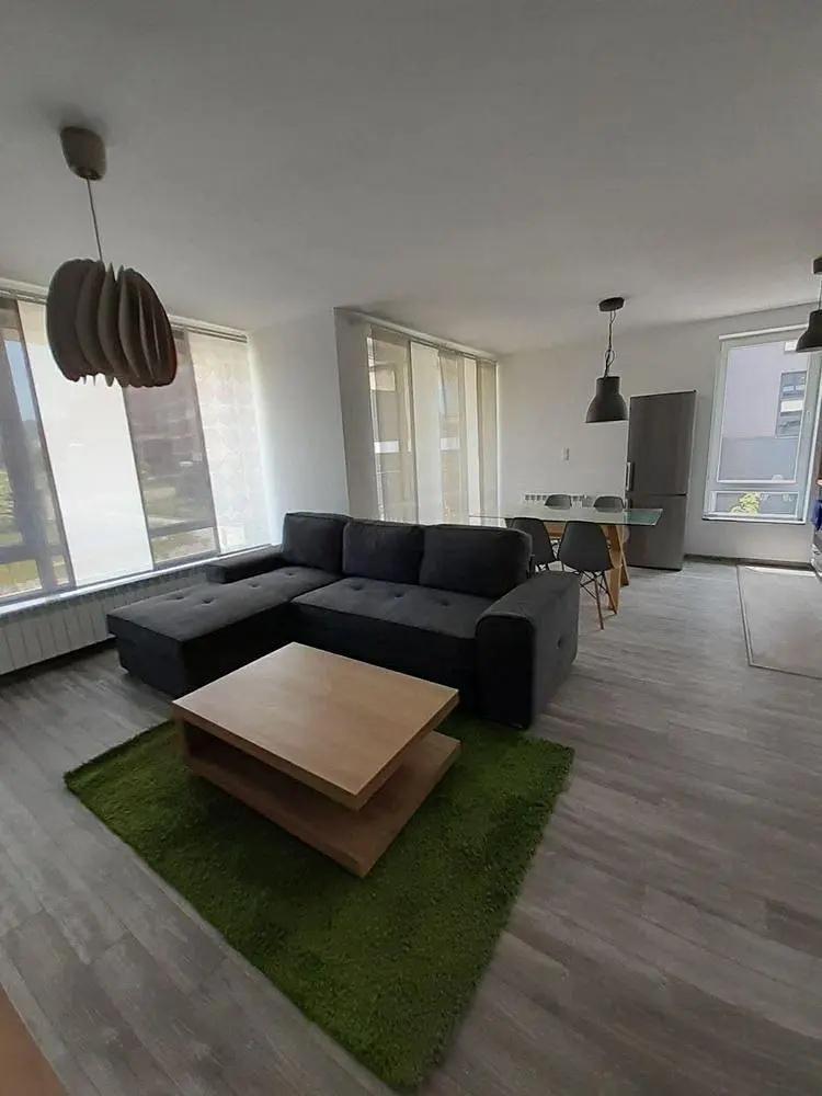 Soggiorno; luce naturale, stile moderno, pavimento in legno