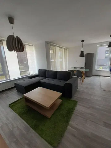 Soggiorno; luce naturale, stile moderno, pavimento in legno