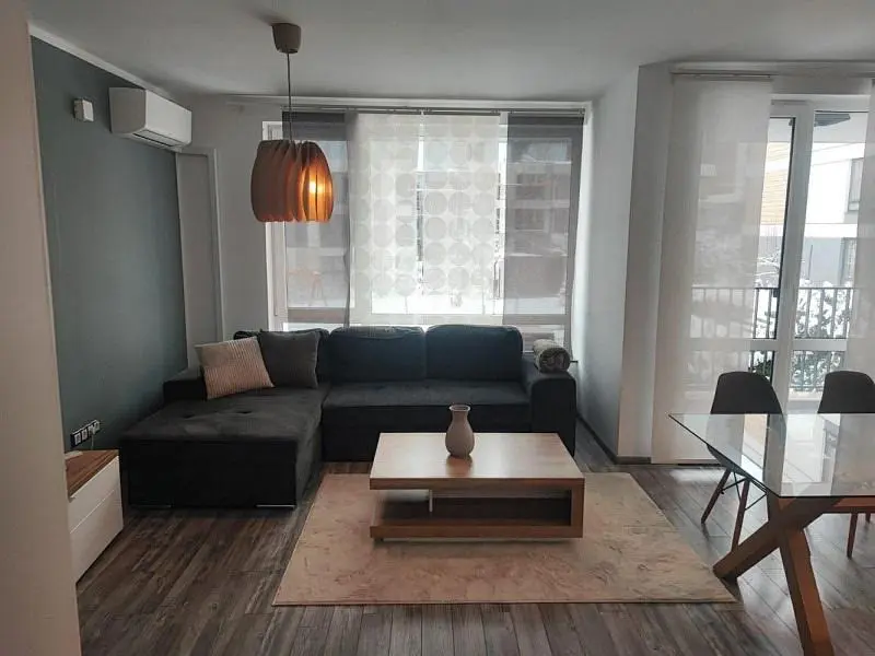 Soggiorno; luce naturale, stile moderno, pavimento in legno