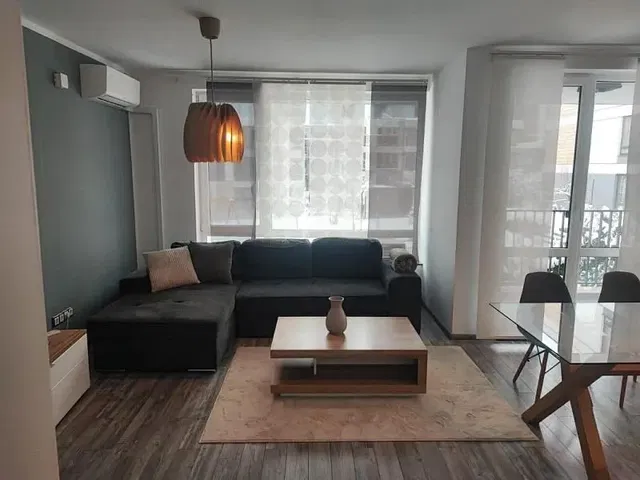 Soggiorno; luce naturale, stile moderno, pavimento in legno