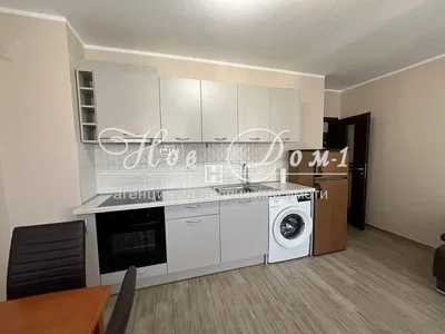 Cucina; elettrodomestici, pavimento in piastrelle