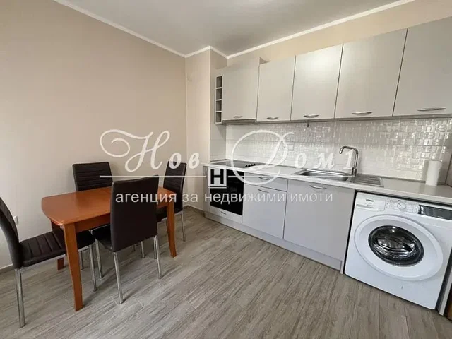 Cucina; elettrodomestici, pavimento in piastrelle