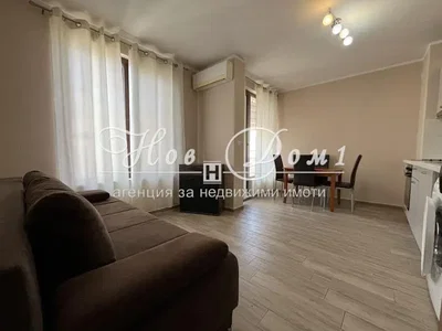 Soggiorno; luce naturale, pavimento in legno