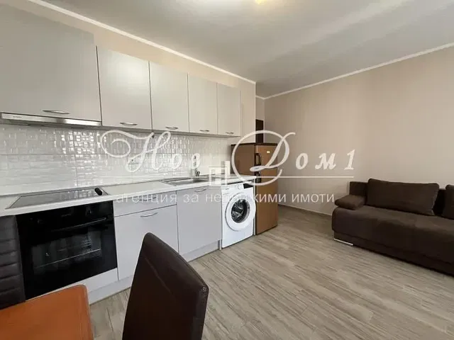 Cucina; elettrodomestici, pavimento in legno, luce naturale, stile moderno