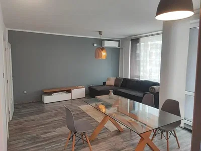 Soggiorno; pavimento in legno, luce naturale, stile moderno