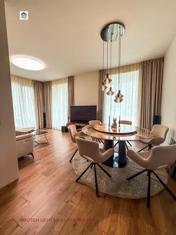 Σαλόνι; ξύλινο πάτωμα, φυσικό φως, μοντέρνο στυλ