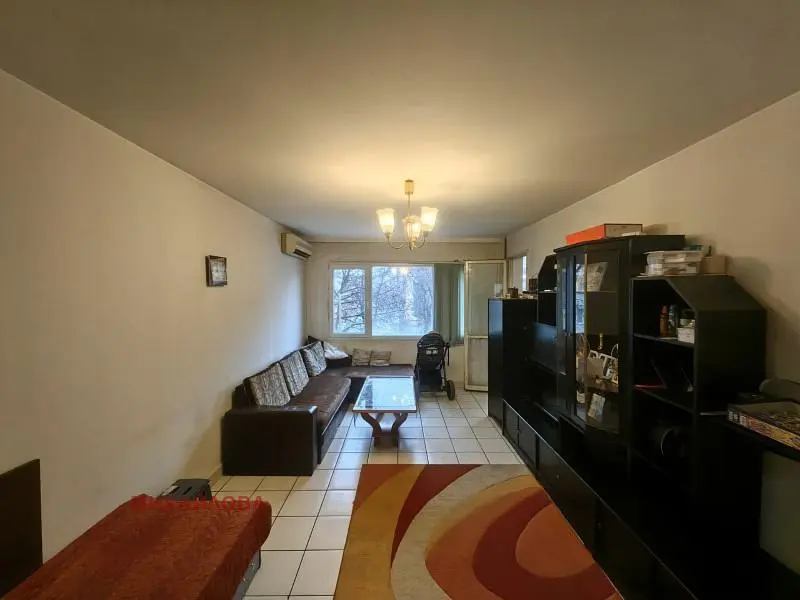 Oturma odası; doğal ışık, fayans zemin