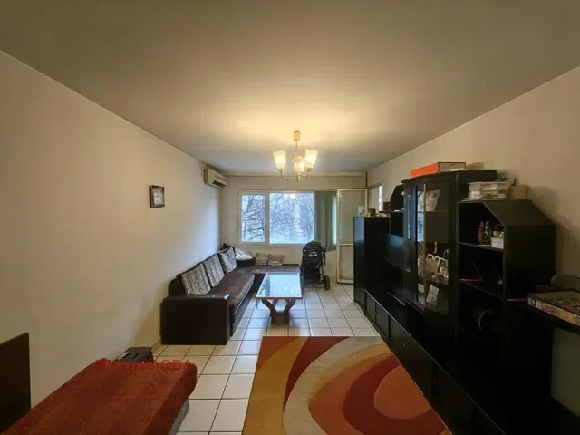 Soggiorno; luce naturale, pavimento in piastrelle