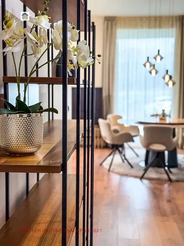 Σαλόνι; μοντέρνο στυλ, ξύλινο πάτωμα, φυσικό φως