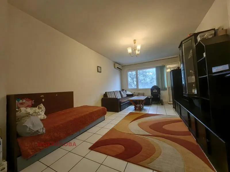 Oturma odası; fayans zemin, doğal ışık