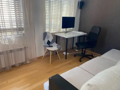 Obývací pokoj; přirozené světlo, dřevěná podlaha