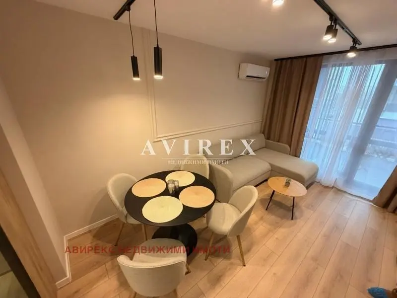 Salon; style moderne, parquet, lumière naturelle