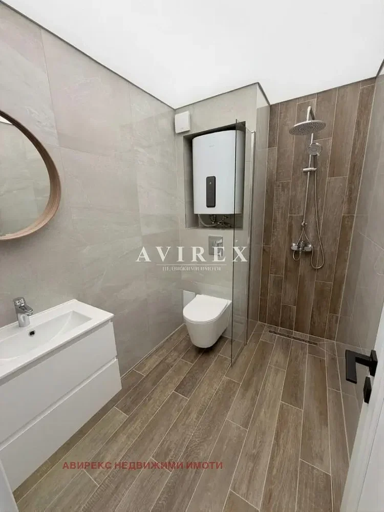 Salle de bain; carrelage, chauffe-eau, rénové, lumière naturelle, style moderne