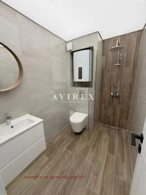 Salle de bain; carrelage, chauffe-eau, rénové, lumière naturelle, style moderne